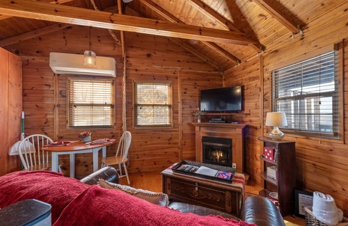 Mentone Cabin | Cupid's Escape to the edge of the Mountains