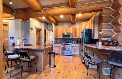 Mammoth Lakes Cabin | Custom 3-Bedroom Log Cabin w/Large Loft in Mammoth Lakes