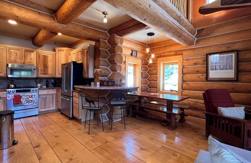 Mammoth Lakes Cabin | Custom 3-Bedroom Log Cabin w/Large Loft in Mammoth Lakes