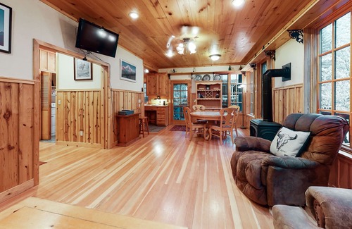 Joseph House | Custom built dog-friendly home on Wallowa River with WiFi, deck & gas stoves