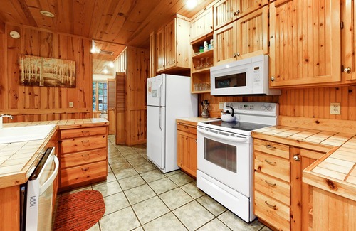 Joseph House | Custom built dog-friendly home on Wallowa River with WiFi, deck & gas stoves