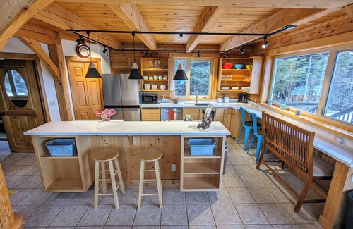Homer House | Custom Log Cabin with Amazing Views - great for couples and families!