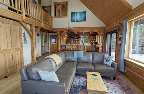 Homer House | Custom Log Cabin with Amazing Views - great for couples and families!