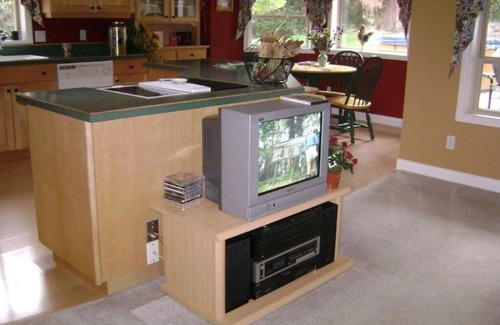 Metchosin House | Custom rural home. Pet friendly. Home office with remote working possibility.