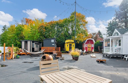 Kerns House | ❤️Custom Tiny w/ Barn Vibes, Pet Friendly, Firepit, Next to PDX's Best Eat
