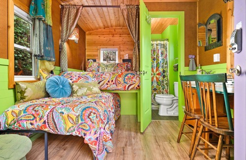 Kerns House | ❤️Custom Tiny w/ Boho Vibes, Firepit, Kitchen, Next to PDX's Best Eats✨