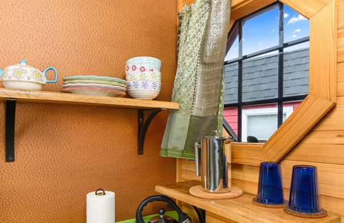 Kerns House | ❤️Custom Tiny w/ Boho Vibes, Firepit, Kitchen, Next to PDX's Best Eats✨