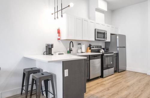 Elizabeth Apartment | Cute 1BR Next to Airport 4223