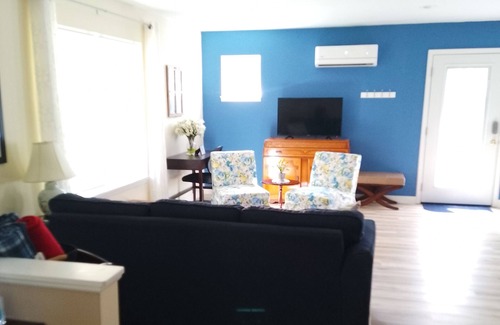 Kirkwood House | Cute 2-Bed 2- Bath Cottage in Kirkwood MO