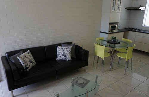 Jolimont Apartment | Cute and affordable park side accommodation