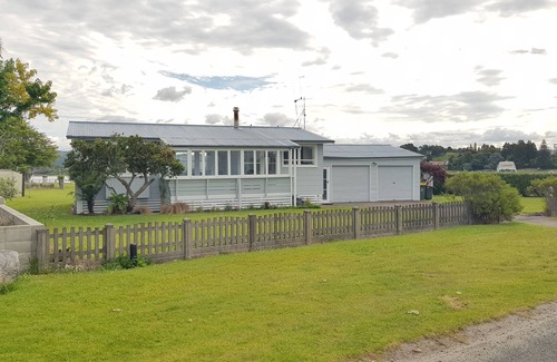 Whakamarama Cottage | Cute bach by the water in Te Puna