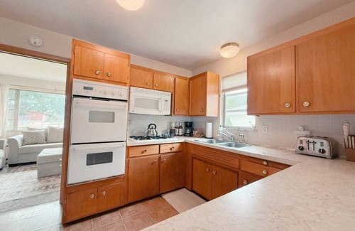 Willowick House | Cute, Clean, Cozy Family Home near Playground+Pool