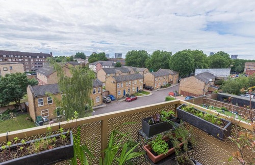 Evelyn Apartment | Cute & Colourful 2Bed w/Patio in Surrey Quays