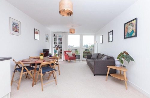 Evelyn Apartment | Cute & Colourful 2Bed w/Patio in Surrey Quays