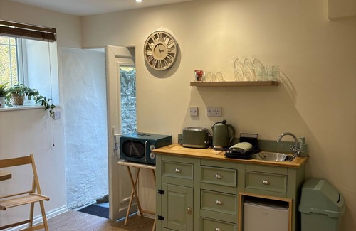 Saltash Cottage | Cute Cornish Cottage in stunning countryside close to gorgeous beaches.