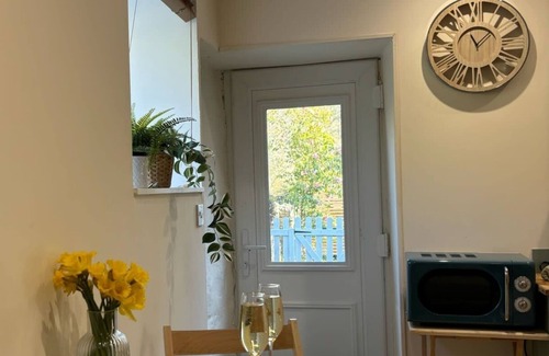 Saltash Cottage | Cute Cornish Cottage in stunning countryside close to gorgeous beaches.