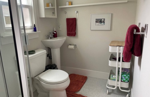 Upper Rockridge Cottage | Cute Cottage in Oakland Hills with TWIN BEDS