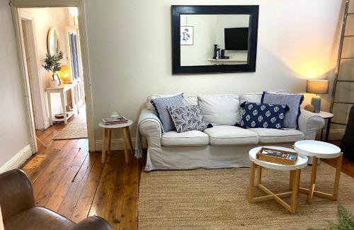 Orange House | Cute Cottage On Byng - Walk to Town