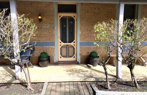 Orange House | Cute Cottage On Byng - Walk to Town