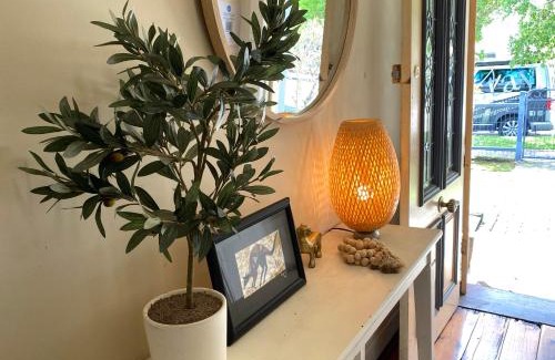 Orange House | Cute Cottage On Byng - Walk to Town