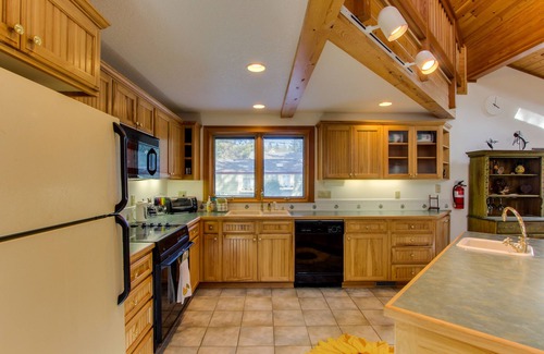 Downtown Cannon Beach House | Cute Cottage with Close Beach Access & Free WiFi - Dogs Welcome