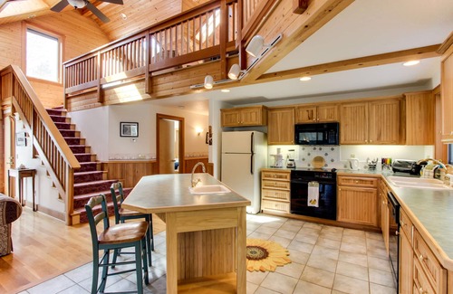Downtown Cannon Beach House | Cute Cottage with Close Beach Access & Free WiFi - Dogs Welcome