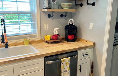 Pikeville Cottage | Cute-Cozy-Clean 2B-2B cottage with hot tub-Pet friendly-Minutes to FCF Park