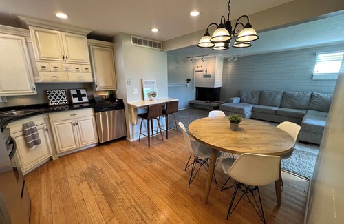 Sandy House | Cute, Cozy Home Minutes from Skiing & Hiking