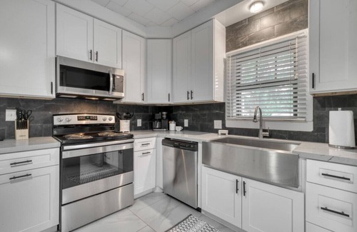 Brenham House | Cute & KOZE cottage, walking distance to downtown Brenham!