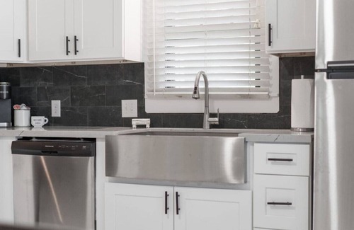 Brenham House | Cute & KOZE cottage, walking distance to downtown Brenham!