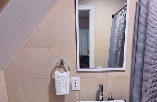 Williamsbridge House | Cute Modern 2 Bedroom in the Bronx