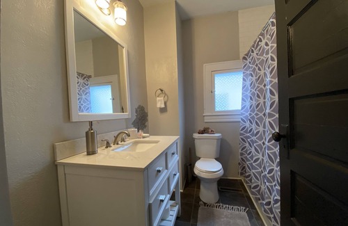 Roanoke House | Cute Modern Self check-in Close to DownTown Dog Friendly!