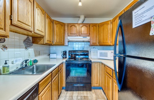 Coos Bay House | Cute Waterfront Cottage with Private Washer/Dryer & Wonderful Views of the Bay