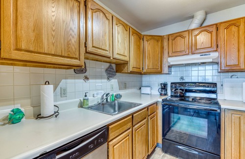 Coos Bay House | Cute Waterfront Cottage with Private Washer/Dryer & Wonderful Views of the Bay