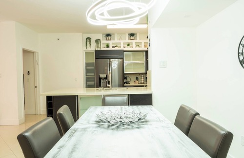 Aventura Apartment | Cute Yacht Club Apt 5 Min Drive 2 Beach W/Pool!