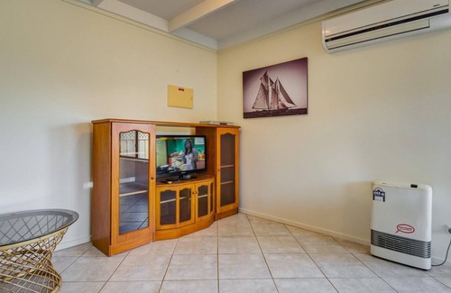 Inverloch House | Cuttriss by the Beach - sleeps 16