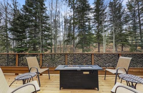 Wildernest House | Cutty Sark Court #2 3BR Mountain Views townhouse
