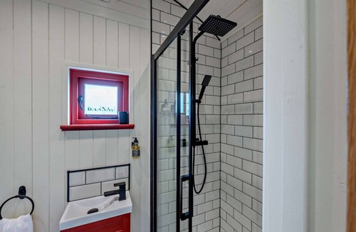Ammanford House | Cwt Coch - One Bedroom House, Sleeps 2