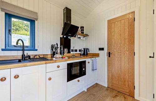 Ammanford House | Cwt Glas - One Bedroom House, Sleeps 2