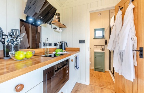 Ammanford House | Cwt Gwyrdd - One Bedroom House, Sleeps 2