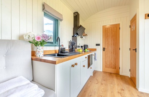 Ammanford House | Cwt Gwyrdd - One Bedroom House, Sleeps 2