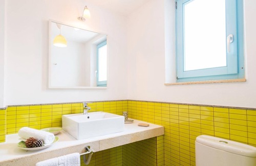 Skala House | Cycladic-style house near the sea with splendid views of the Chora.