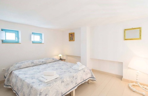Skala House | Cycladic-style house near the sea with splendid views of the Chora.