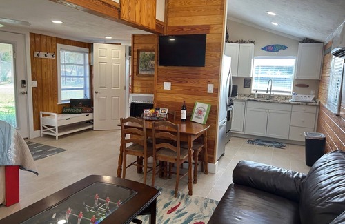 Steinhatchee Cottage | Cypress Crab Cottage in Steinhatchee! 1 bed, 1 bath, screen porch, full kitchen