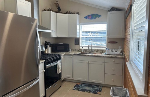 Steinhatchee Cottage | Cypress Crab Cottage in Steinhatchee! 1 bed, 1 bath, screen porch, full kitchen