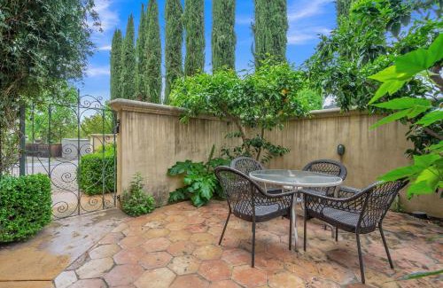 Healdsburg House | Cypress House & Studio, Walk to Healdsburg Plaza home