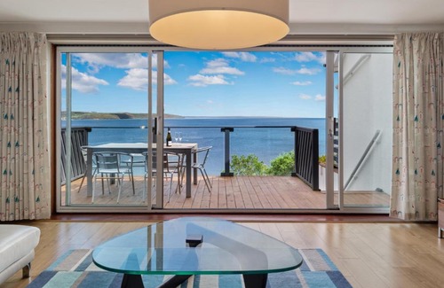 Saundersfoot House | Cystanog Fach - Spectacular Sea Views, Balcony and Terrace, Parking