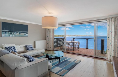 Saundersfoot House | Cystanog Fach - Spectacular Sea Views, Balcony and Terrace, Parking