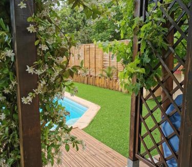 Aubagne Ski Chalet | Dépendance cosy entre jardin et jacuzzi privés et piscine partagée