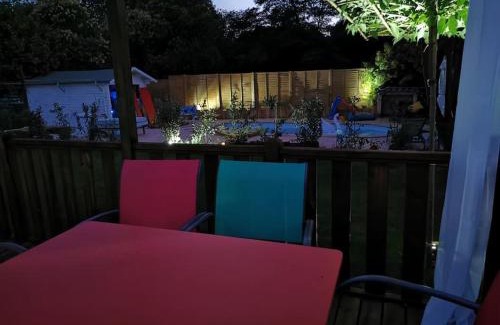 Aubagne Ski Chalet | Dépendance cosy entre jardin et jacuzzi privés et piscine partagée
